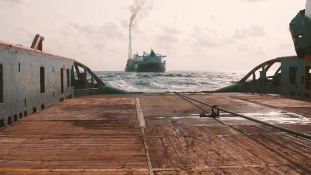 AHTS vessel doing static tow tanker lifting. Ocean tug job — Stock Video