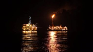 Petrol platformu teçhizat gece yakınındaki FPSO tanker gemisi. Offshore Petrol ve gaz endüstrisi