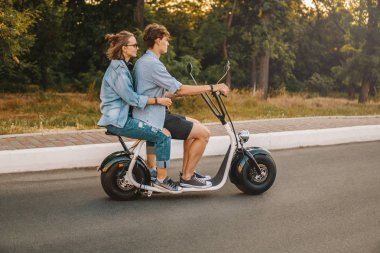 Yaz aylarında elektrikli bisiklet sürüş güzel genç çift