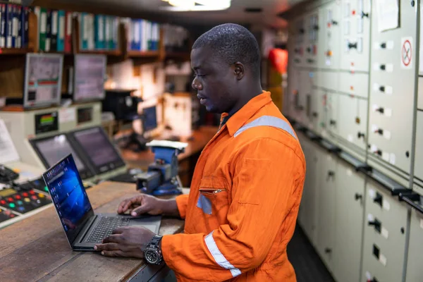 Mariene werktuigkundige werken in machinekamer — Stockfoto