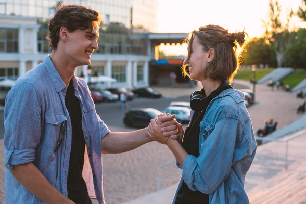 Preciosa pareja joven hipster citas durante el atardecer de verano . — Foto de Stock