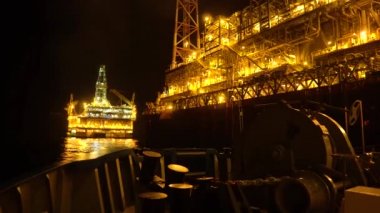 Petrol platformu teçhizat gece yakınındaki FPSO tanker gemisi. Offshore Petrol ve gaz endüstrisi