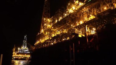 Petrol platformu teçhizat gece yakınındaki FPSO tanker gemisi. Offshore Petrol ve gaz endüstrisi