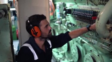 Deniz mühendisi gemi motoru motoru kontrol odasında inceleme