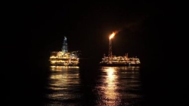 Petrol platformu teçhizat gece yakınındaki FPSO tanker gemisi. Offshore Petrol ve gaz endüstrisi