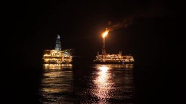 Petrol platformu teçhizat gece yakınındaki FPSO tanker gemisi. Offshore Petrol ve gaz endüstrisi