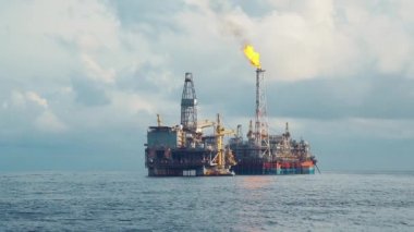 Petrol platformunun yakınındaki FPSO tanker gemisi. Offshore petrol ve gaz endüstrisi