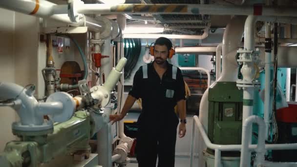 Marine engineer inspecting ships engine in engine control room — Stock Video