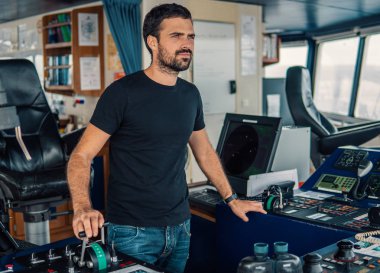 Deniz seyir subayı gemi veya gemi manevra