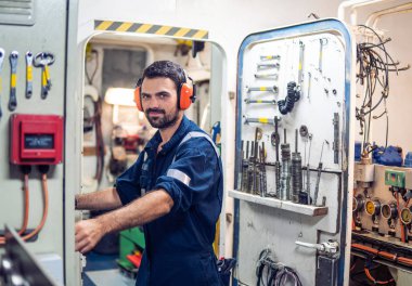 Makine dairesinde çalışan deniz çarkçi