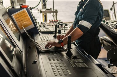 Deniz seyir subayı laptop ya da defter denizde kullanıyor