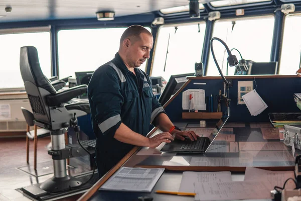 Navigatie marineofficier is het gebruik van laptop of notebook bij zee — Stockfoto