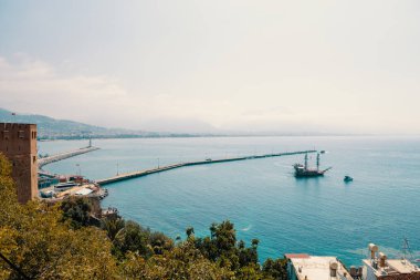 Alanya Limanı gün batımına bakış. Güzel deniz manzara