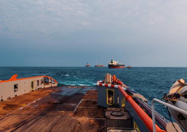 Ahts gemi tanker statik çekici kaldırma yapıyor. Okyanus römorkör iş