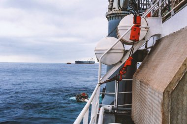 Gemi veya gemi okyanus manzarası. Güvertede Lsa cankurtaran Araçlar olduğunu