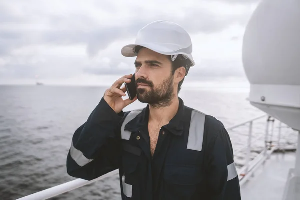 Oficial de convés marinho ou companheiro principal no convés do navio ou navio — Fotografia de Stock