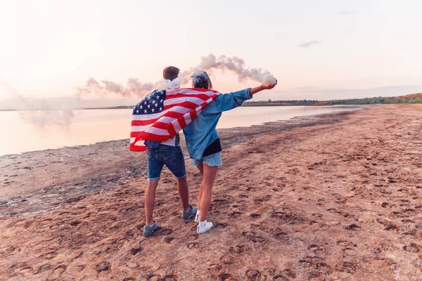 Pareja americana con bengala o fusee — Foto de Stock