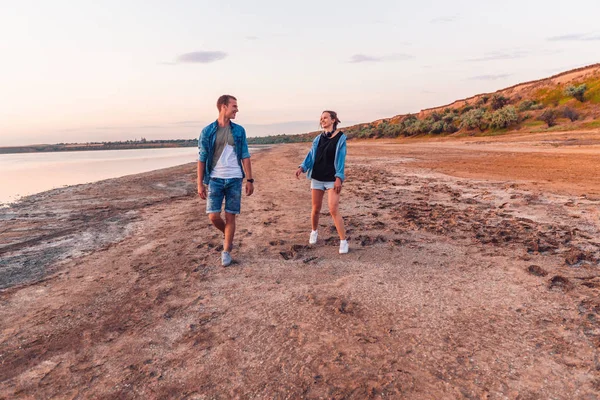 Jalá pareja en la playa caminando juntos — Foto de Stock