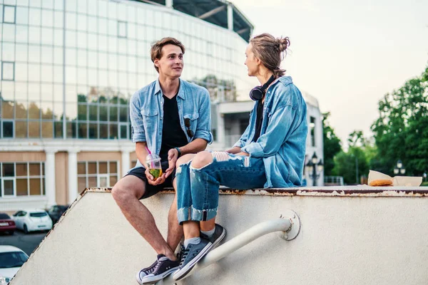 Preciosa pareja joven hipster citas durante el atardecer de verano . — Foto de Stock