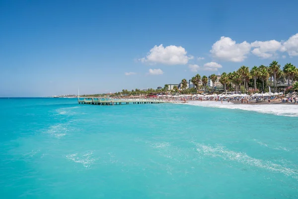 Spiaggia tropicale paradiso oceano con acqua blu — Foto Stock