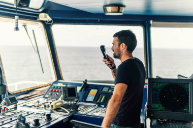 Deniz seyir subayı tarafından Vhf telsiz bildiriyor