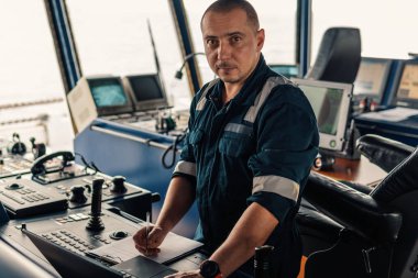 Deniz seyir subayı laptop ya da defter denizde kullanıyor