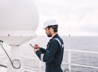 Servis teknisyeni veya asker Vsat terminal yakınındaki