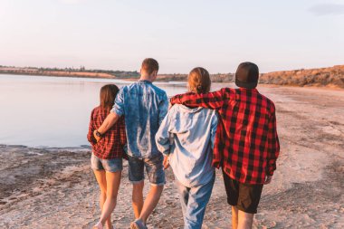 birlikte yürüyüş sırasında sunset beach üzerinde arkadaşlar