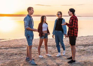 birlikte yürüyüş sırasında sunset beach üzerinde çift arkadaşlar
