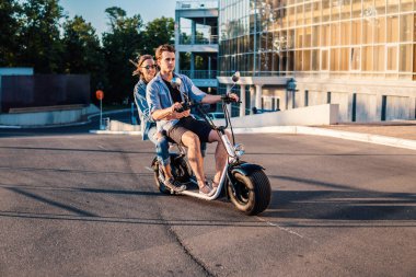 Güzel genç mutlu çift elektrikli bisiklet sürüş