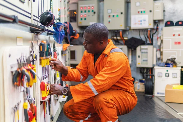 Mariene werktuigkundige werken in machinekamer — Stockfoto