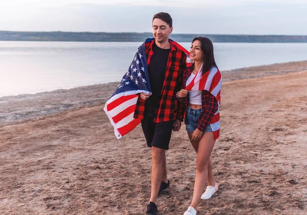 Jalá pareja en la playa caminando juntos — Foto de Stock