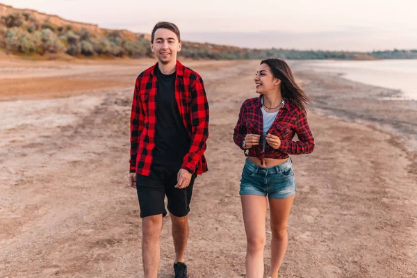 Jalá pareja en la playa caminando juntos — Foto de Stock