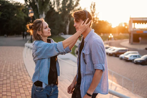 Preciosa pareja joven hipster citas durante el atardecer de verano . — Foto de Stock