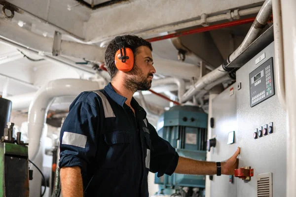 Mariene werktuigkundige werken in machinekamer — Stockfoto