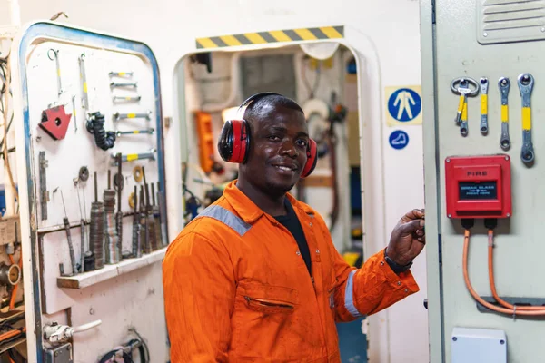 Marine engineer officer working in engine room — Stock Photo, Image