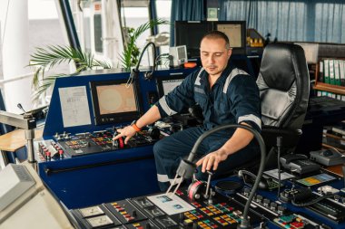 Deniz seyir subayı gemi veya gemi manevra