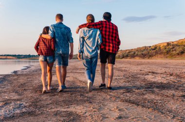 birlikte yürüyüş sırasında sunset beach üzerinde arkadaşlar