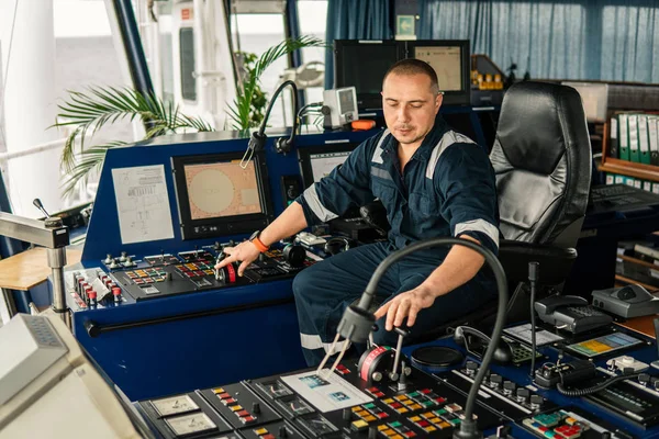 Navigatie marineofficier is het manoeuvreren van schip of vaartuig — Stockfoto