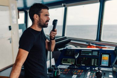 Deniz seyir subayı tarafından Vhf telsiz bildiriyor
