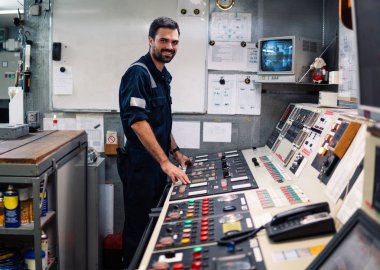 Makine dairesinde çalışan deniz çarkçi