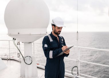 Servis teknisyeni veya asker Vsat terminal yakınındaki