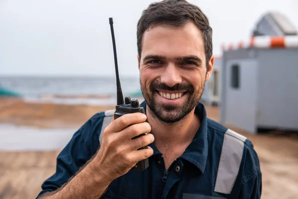 Oficial de cubierta o oficial en jefe de puente en la cubierta del buque o buque — Foto de Stock