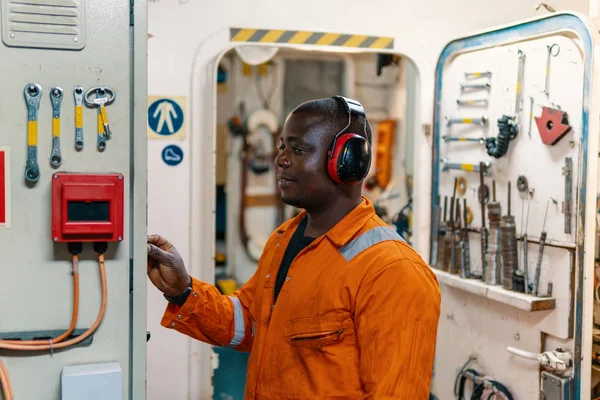 Mariene werktuigkundige werken in machinekamer — Stockfoto