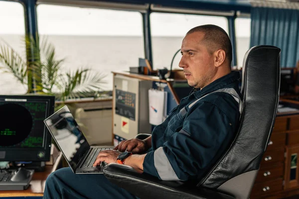 Oficial de navegación marina está utilizando portátil o portátil en el mar — Foto de Stock