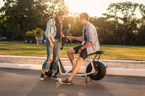Прекрасна молода щаслива пара з електричним велосипедом — стокове фото
