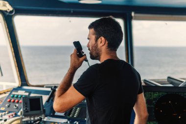 Deniz seyir subayı tarafından Vhf telsiz bildiriyor