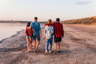 birlikte yürüyüş sırasında sunset beach üzerinde arkadaşlar