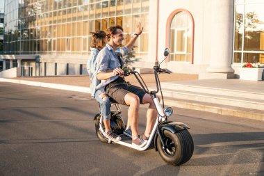 Güzel genç mutlu çift elektrikli bisiklet sürüş