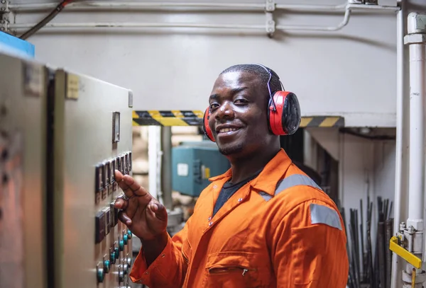 Oficial Ingeniería Naval Sala Control Motores Ecr Los Marineros Trabajan — Foto de Stock